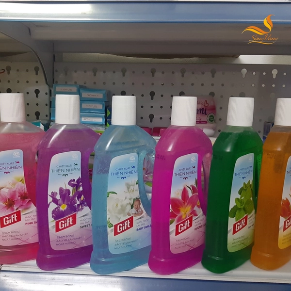 Nước lau sàn Gift LítVới hương thơm chiết xuất từ thiên nhiên, Gift Lau Sàn sẽ giúp sàn nhà sạch bóng, bảo vệ hiệu quả trên nhiều chất liệu sàn nhà như: gạch men ceramic, đá granite, sàn gỗ… và tỏa ngát hương thơm cho không gian nhà bạn. Với nhiều hương thơm đa dạng để lựa chọn