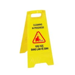 Biển báo chữ A khu vực đang làm vệ sinh