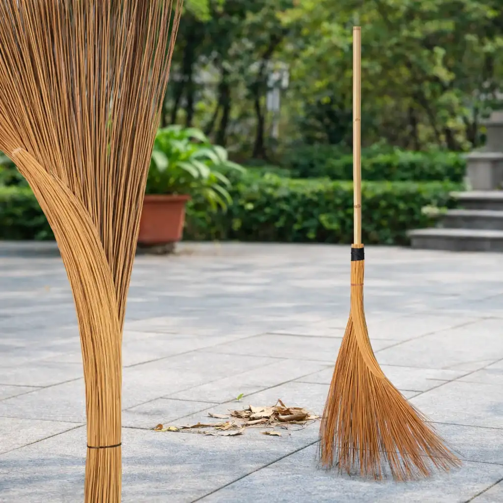 Chổi cán tre quét sân Chổi cán tre quét sân