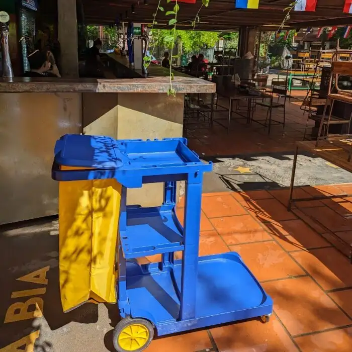 Xe đẩy dọn vệ sinh chữ L khách sạn 3 tầng có nắp đậy D-011 Xe đẩy dọn vệ sinh chữ L khách sạn 3 tầng có nắp đậy D-011